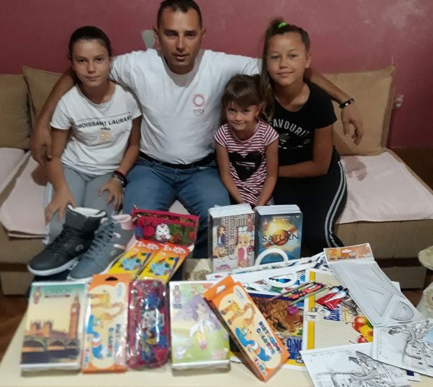 Дарови Ањи и Нађи да лакше уче